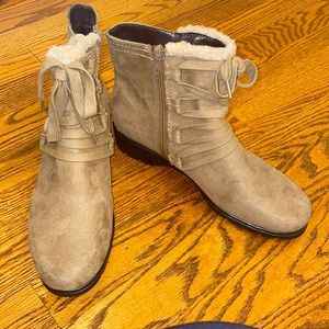 NWT Women Aerosoles Zip-up bootie size 8